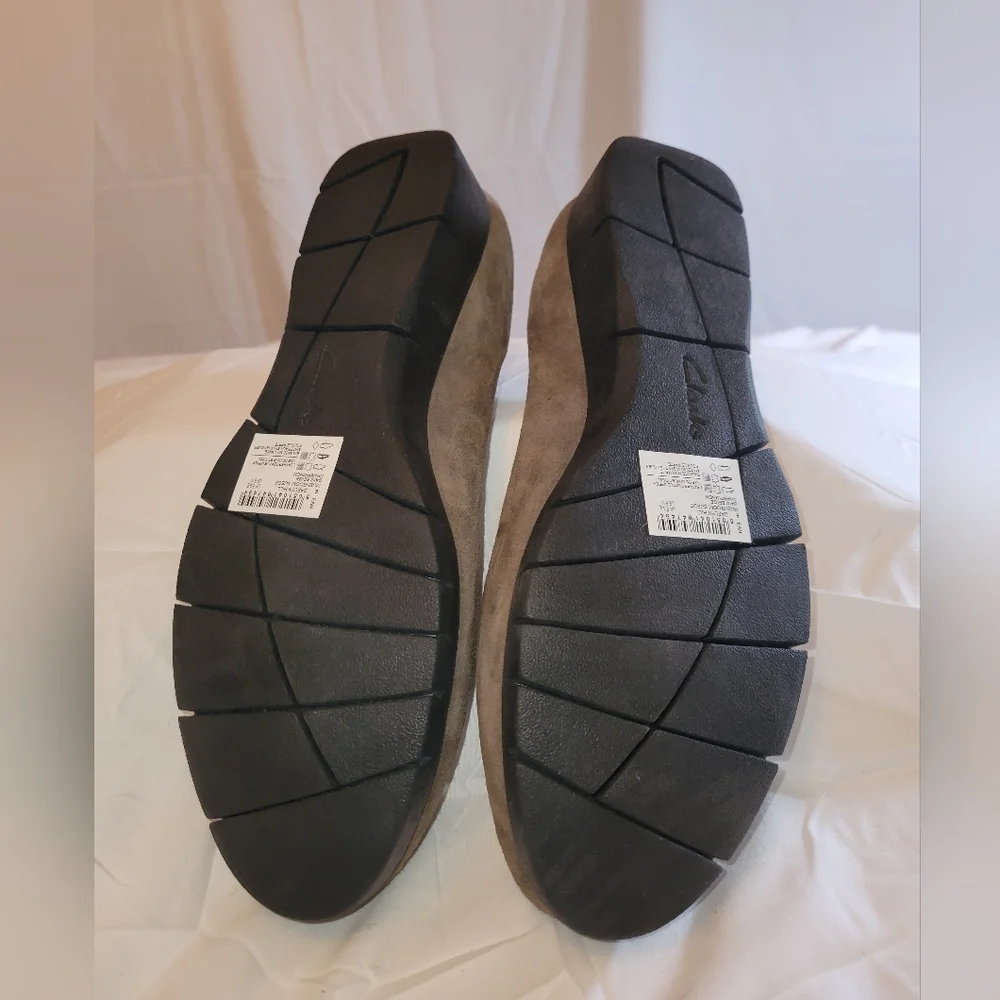Clarks Daelyn Hill Mushroom Suede Flats NWT